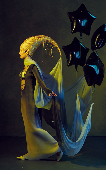 Sleep fairy with moon shaped hat and veil, carried by star shaped helium balloons. 